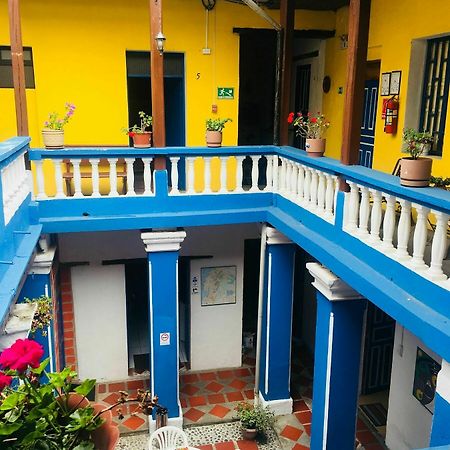 Blue Door Housing Historic Quito Hotel Екстериор снимка
