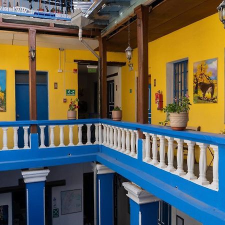 Blue Door Housing Historic Quito Hotel Екстериор снимка