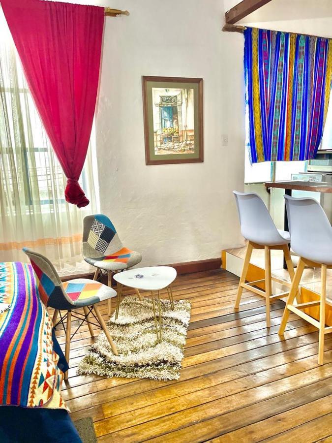 Blue Door Housing Historic Quito Hotel Екстериор снимка