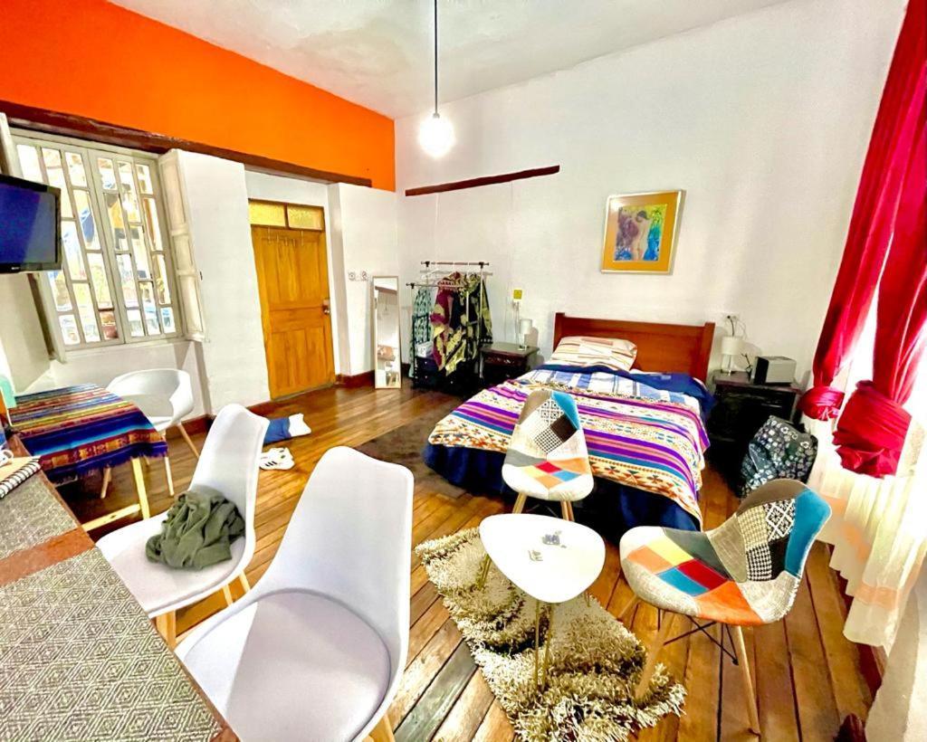Blue Door Housing Historic Quito Hotel Екстериор снимка