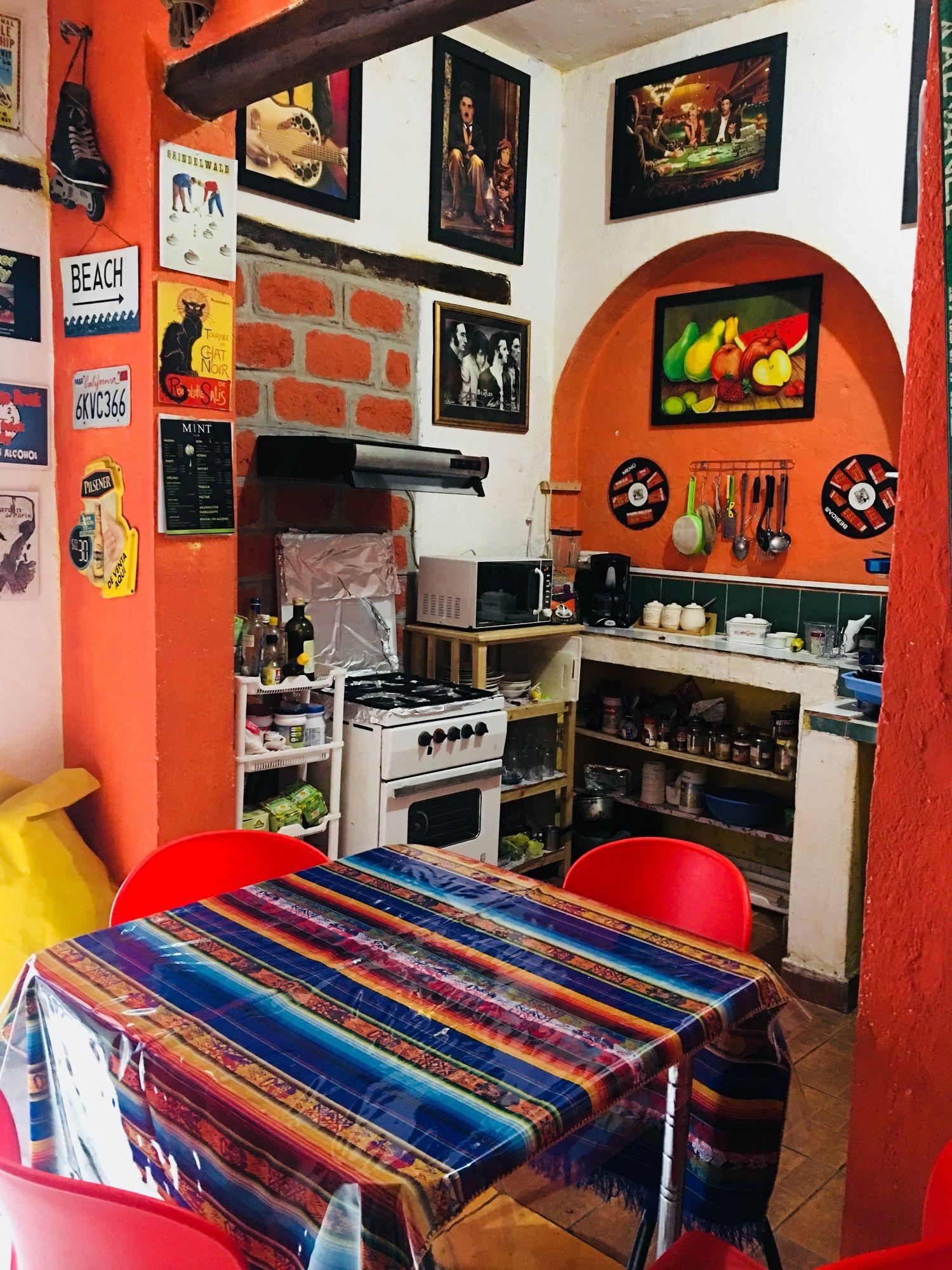 Blue Door Housing Historic Quito Hotel Екстериор снимка