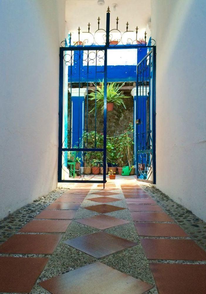 Blue Door Housing Historic Quito Hotel Екстериор снимка