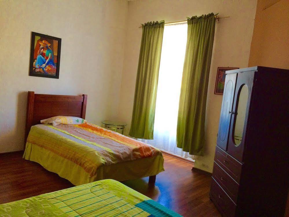 Blue Door Housing Historic Quito Hotel Екстериор снимка