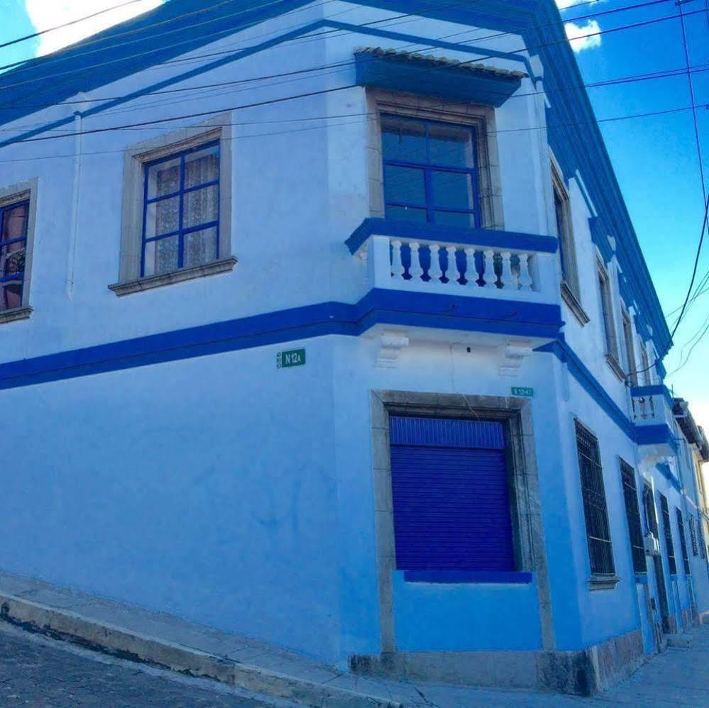Blue Door Housing Historic Quito Hotel Екстериор снимка
