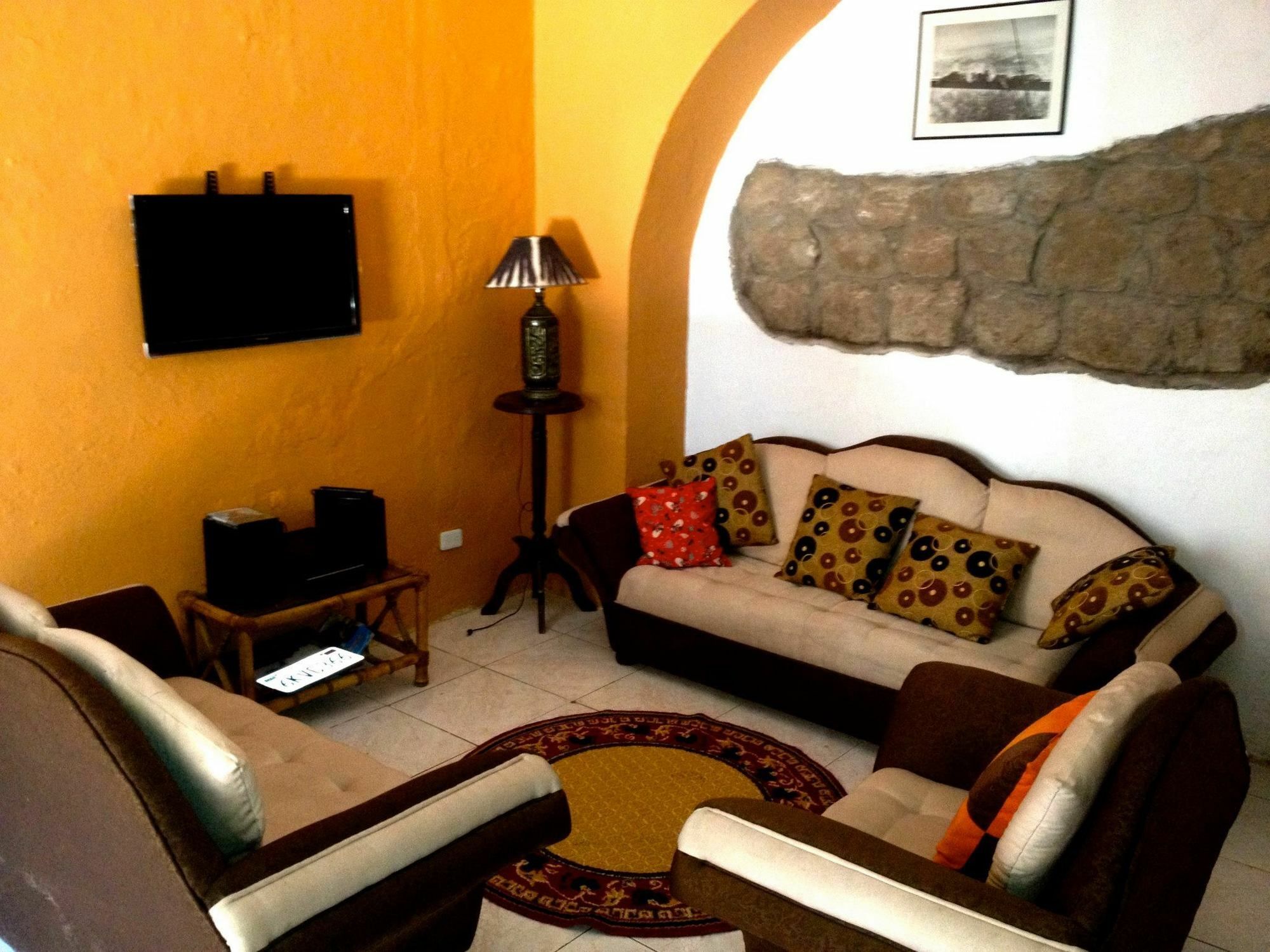 Blue Door Housing Historic Quito Hotel Екстериор снимка