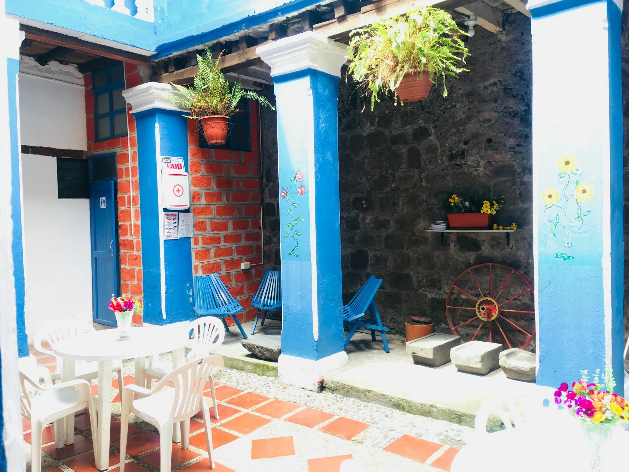 Blue Door Housing Historic Quito Hotel Екстериор снимка