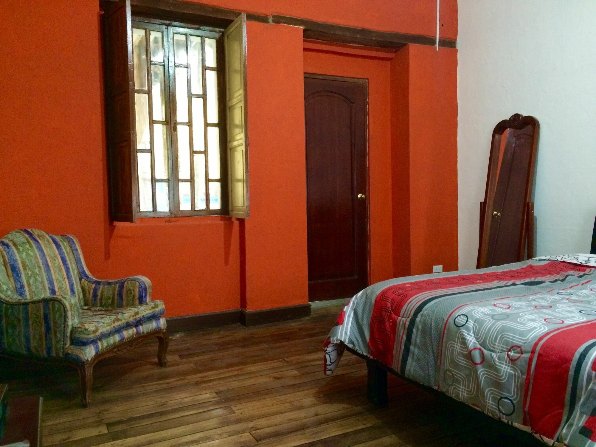Blue Door Housing Historic Quito Hotel Екстериор снимка