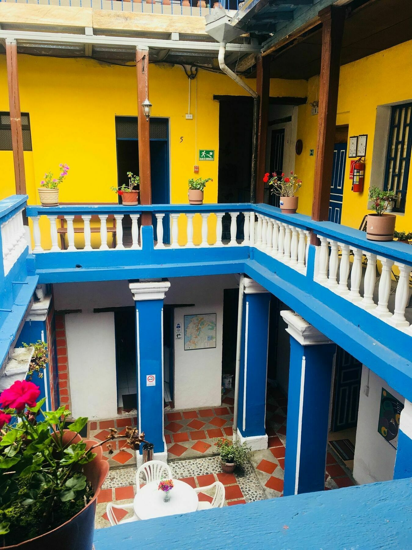 Blue Door Housing Historic Quito Hotel Екстериор снимка