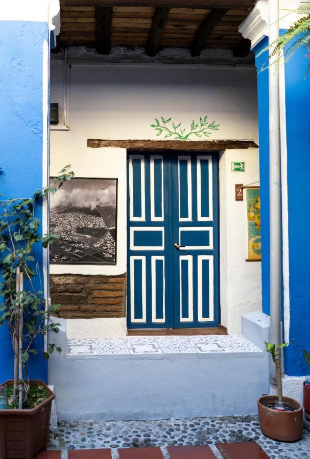 Blue Door Housing Historic Quito Hotel Екстериор снимка