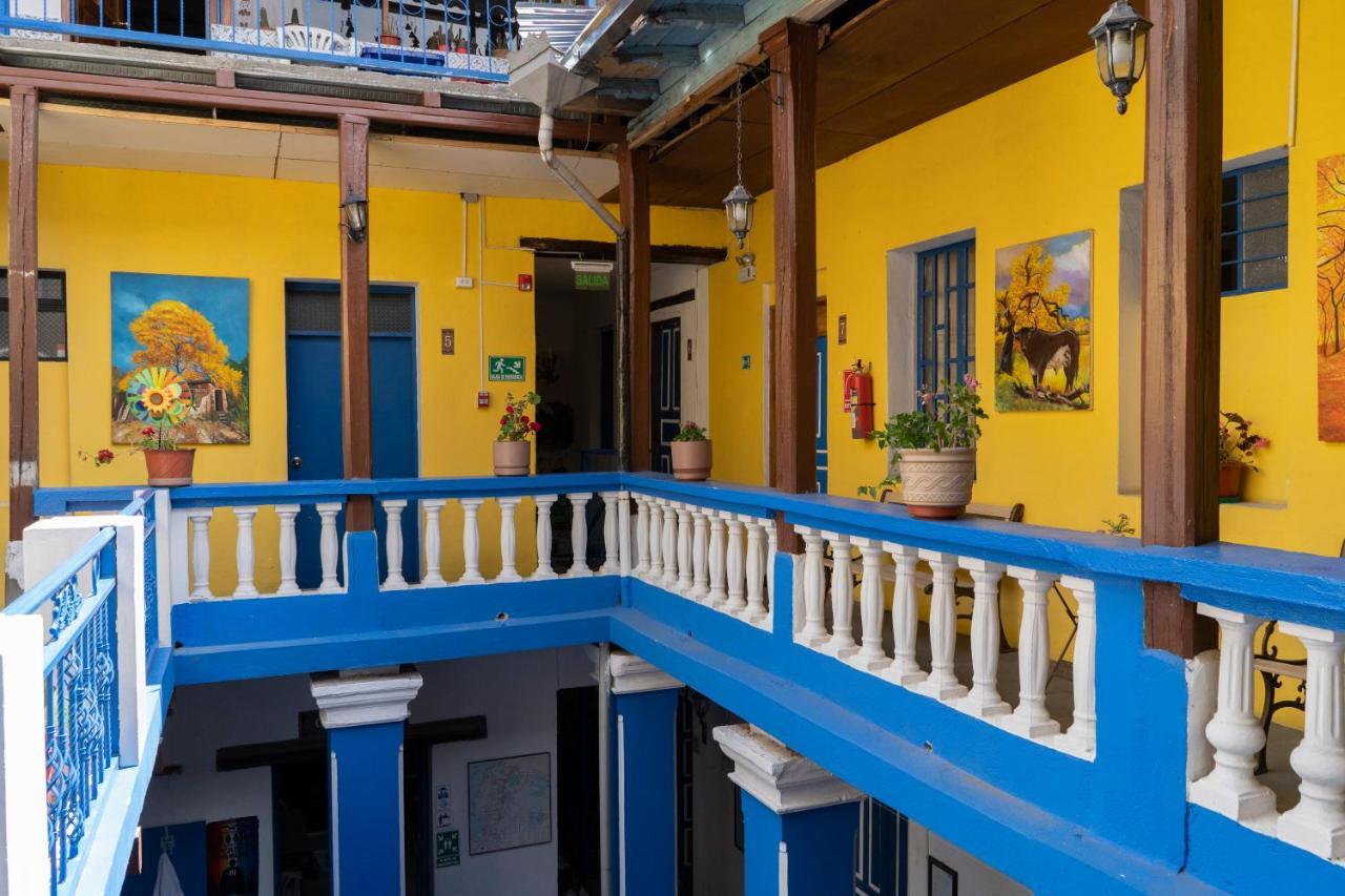 Blue Door Housing Historic Quito Hotel Екстериор снимка