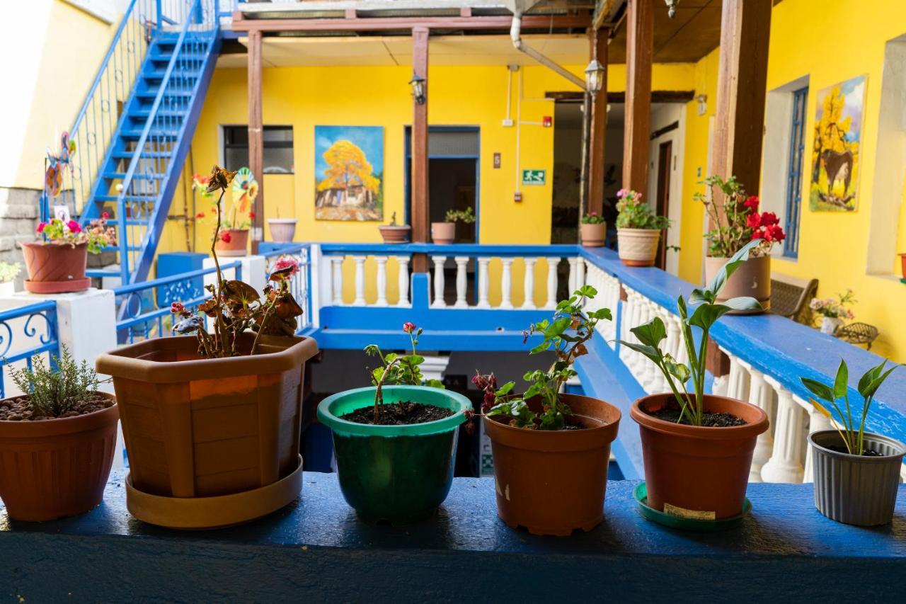 Blue Door Housing Historic Quito Hotel Екстериор снимка