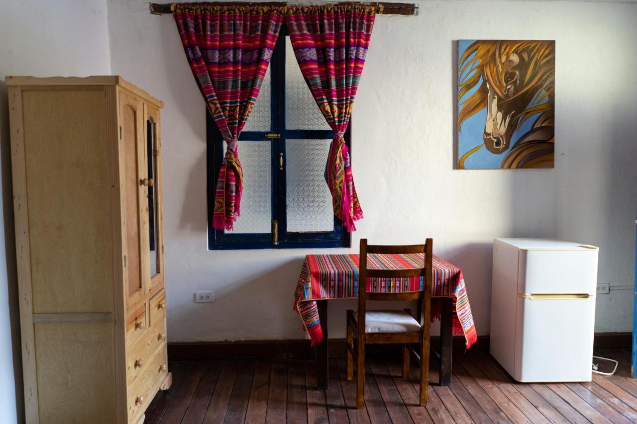 Blue Door Housing Historic Quito Hotel Екстериор снимка