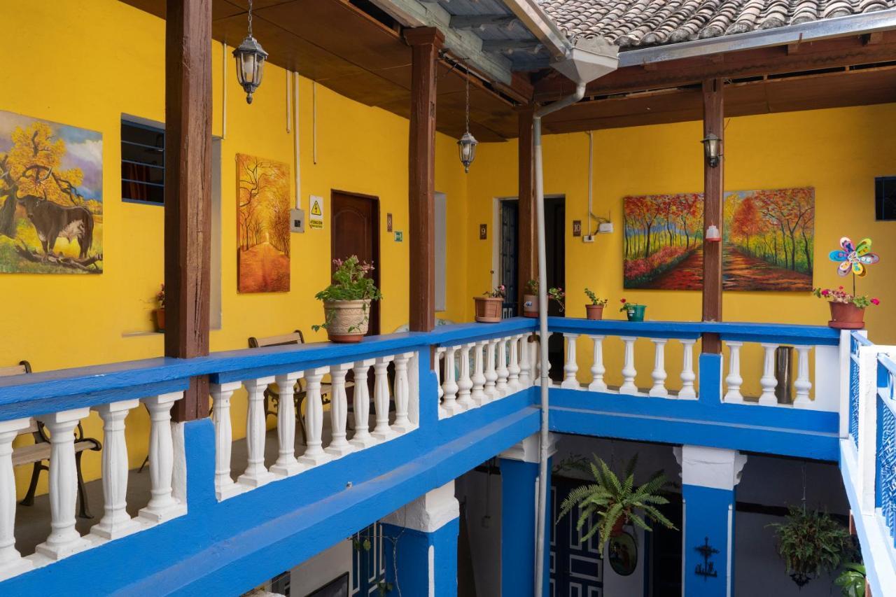 Blue Door Housing Historic Quito Hotel Екстериор снимка