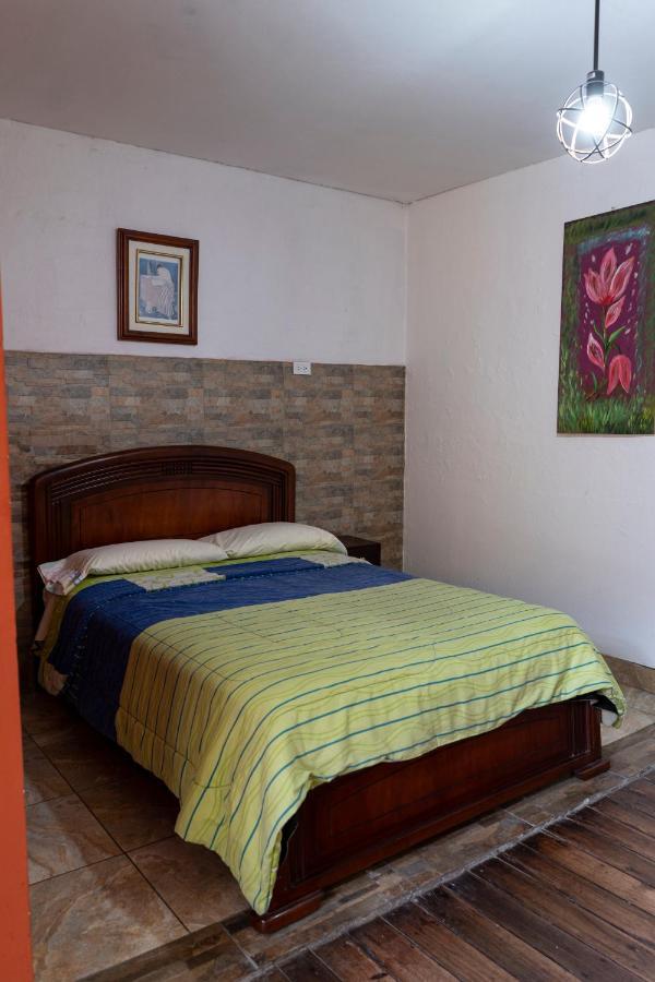 Blue Door Housing Historic Quito Hotel Екстериор снимка
